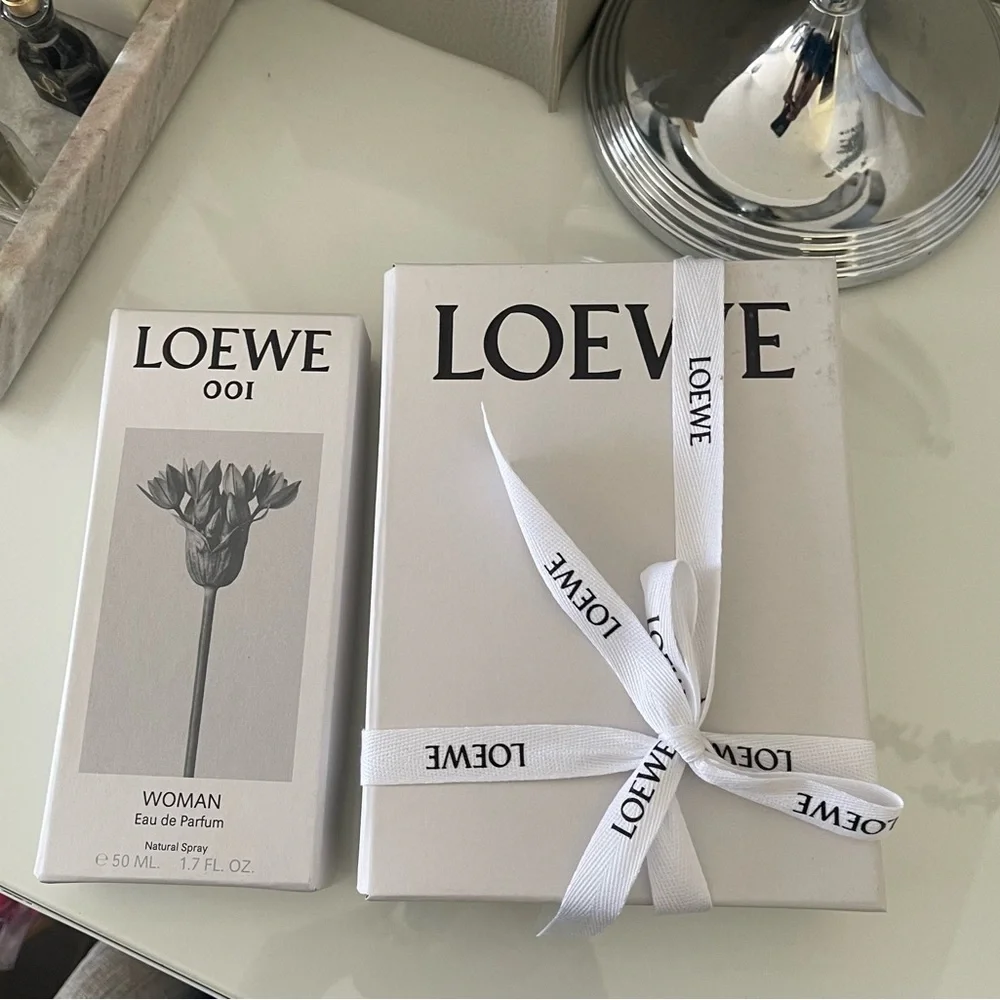 Loewe 001 Woman Eau de Parfum - Clear and Natural - Picture 3 of 4